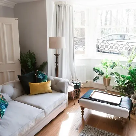 Elegant West End Flat In Apartament *