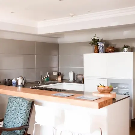 Elegant West End Flat In Apartament *