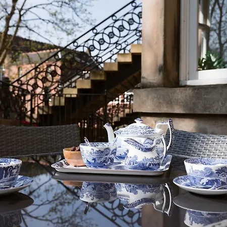Elegant West End Flat In Apartament *