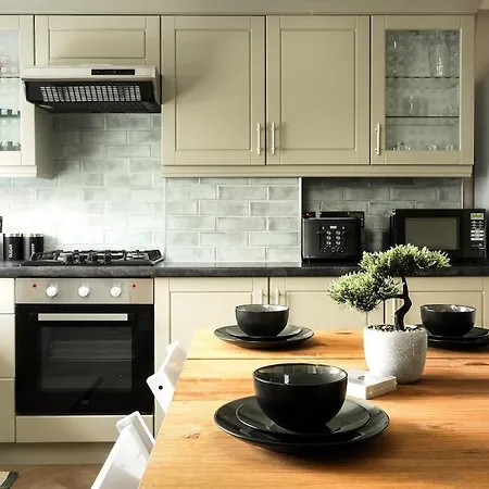 Spacious 3 Bed In With Free Parking بيت للعطل غلاسغو