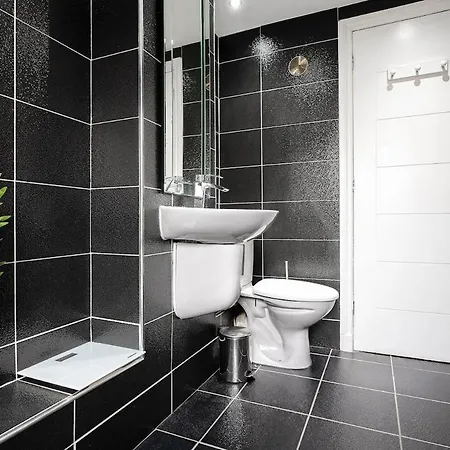 Spacious 3 Bed In With Free Parking بيت للعطل