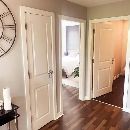 Modern Two Bed With Free Parking Apartmán