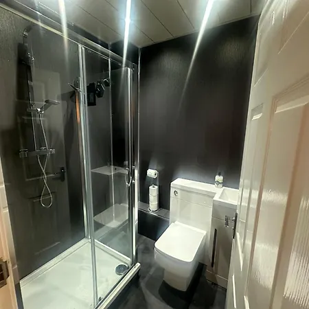 Modern 2br With 2 Bathrooms & Free Parking 아파트 *