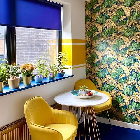 Δωμάτια σε οικογενειακή κατοικία Private Bedroom & Bathroom With Amazing View In Quirky Townhouse *