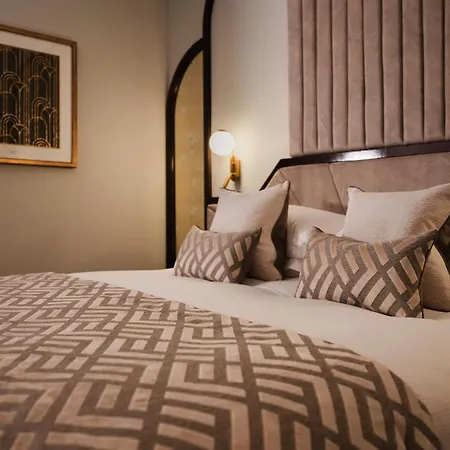Crossbasket Castle & Restaurant 5*