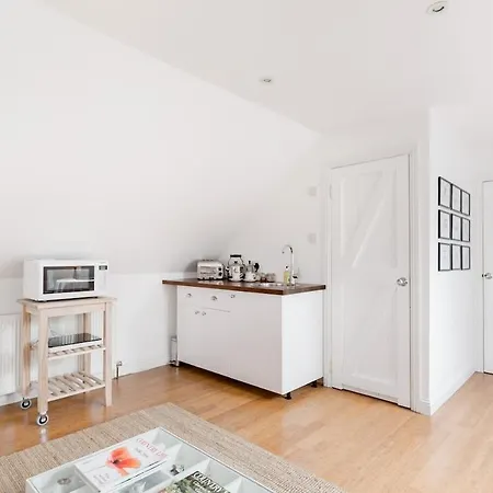 Converted Historical Stone Coach House 格拉斯哥