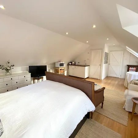 Converted Historical Stone Coach House 公寓 *