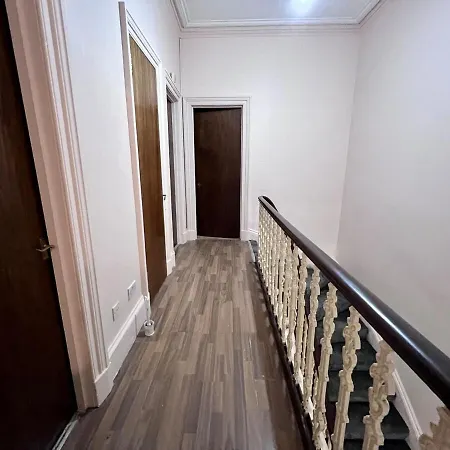 Cheerful 5 Bedroom House Close To West End And Parking Nyaraló