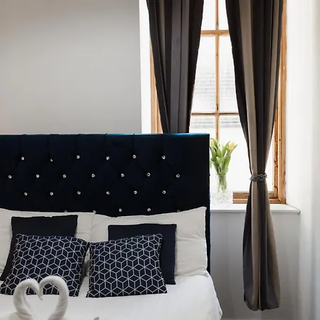 아파트 Westend Secc & Hydro - Two Bed By Living Scotland