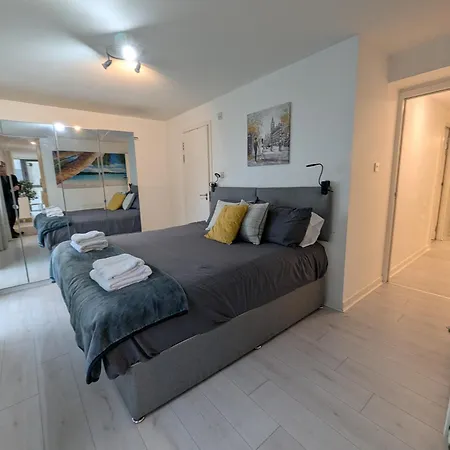 Centre Waterfront Apartment *