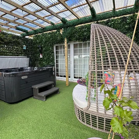 Finn Village - Loch Lomond - The Jungle With A Private Hot Tub