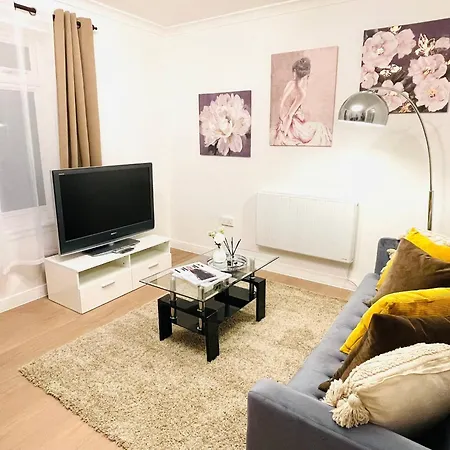 Lovely 1-bedroom In Near Subway Apartamento Glasgow