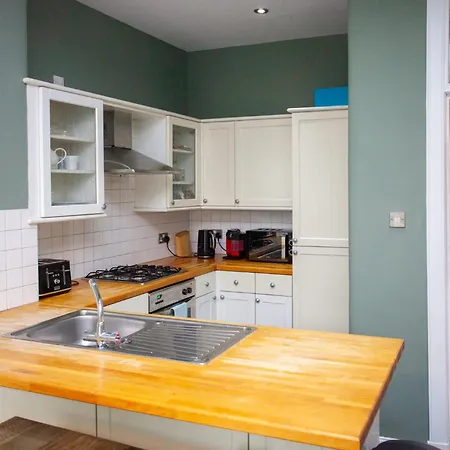 Apartament Modern, Light-filled And Sleek West End