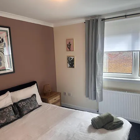 3br Flat Sleeps 6 West End Sights Driveway *