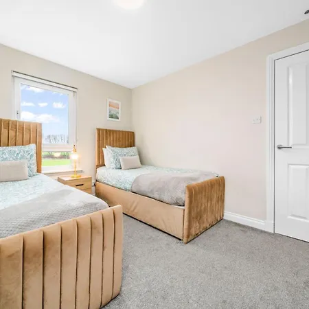 Modern 5 Bedroom Townhouse With Free Parking Holiday home *