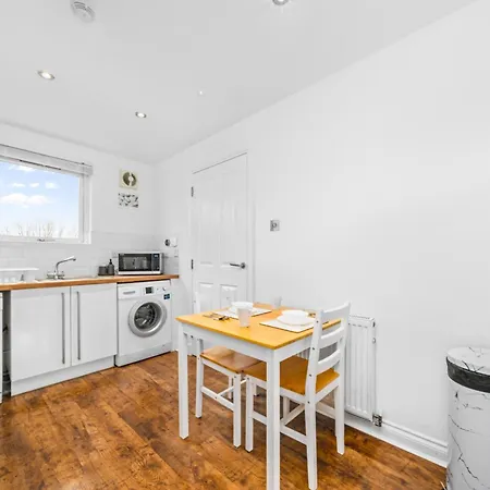 Holiday home Modern 5 Bedroom Townhouse With Free Parking *