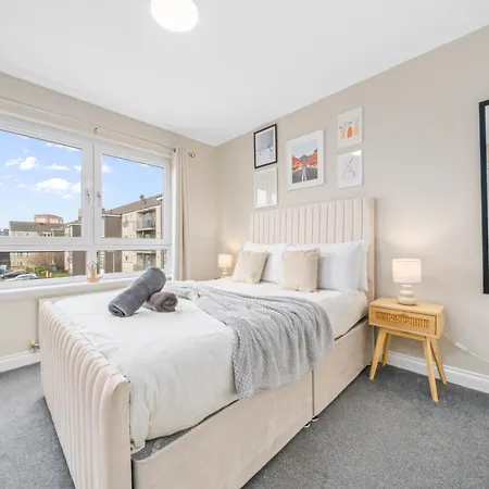 Modern 5 Bedroom Townhouse With Free Parking Glasgow