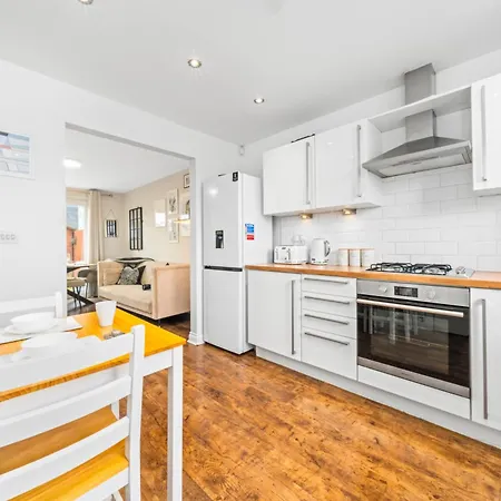 Modern 5 Bedroom Townhouse With Free Parking * Glasgow