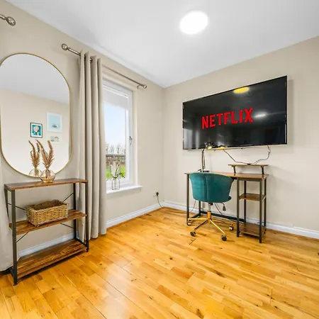 Holiday home Modern 5 Bedroom Townhouse With Free Parking