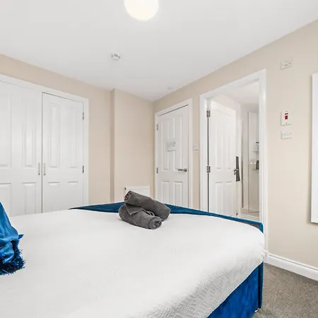 Modern 5 Bedroom Townhouse With Free Parking Glasgow