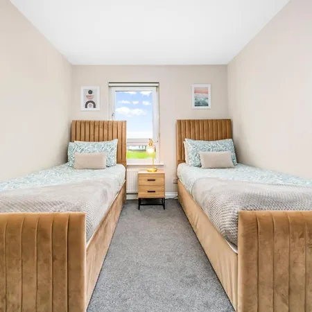 Modern 5 Bedroom Townhouse With Free Parking * Glasgow