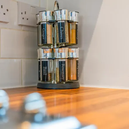 Modern 5 Bedroom Townhouse With Free Parking Holiday home