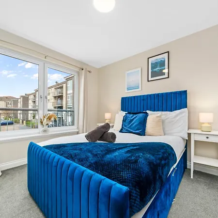 Modern 5 Bedroom Townhouse With Free Parking Holiday home *