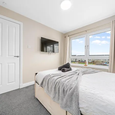 Holiday home Modern 5 Bedroom Townhouse With Free Parking *