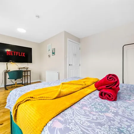 Holiday home Modern 5 Bedroom Townhouse With Free Parking Glasgow