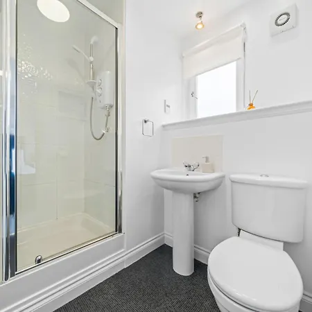 Modern 5 Bedroom Townhouse With Free Parking *