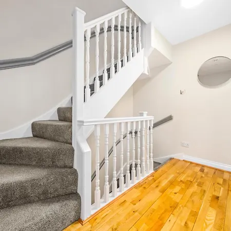 Holiday home Modern 5 Bedroom Townhouse With Free Parking Glasgow