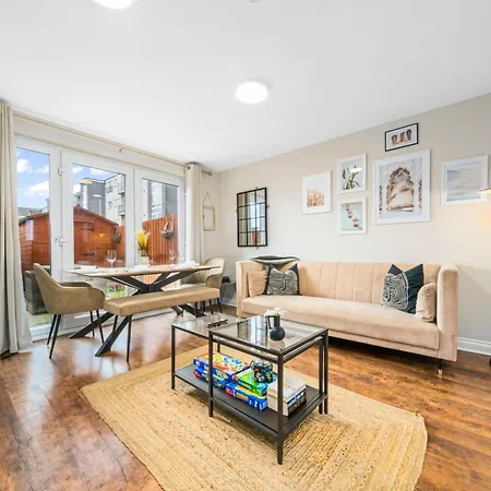 Modern 5 Bedroom Townhouse With Free Parking