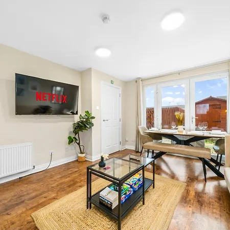 Holiday home Modern 5 Bedroom Townhouse With Free Parking *