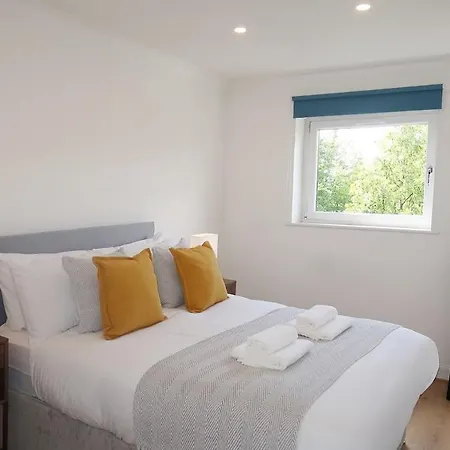 Appartamento Spacious 2 Bed Near Airport *