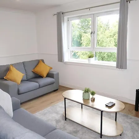 Spacious 2 Bed Near Airport *