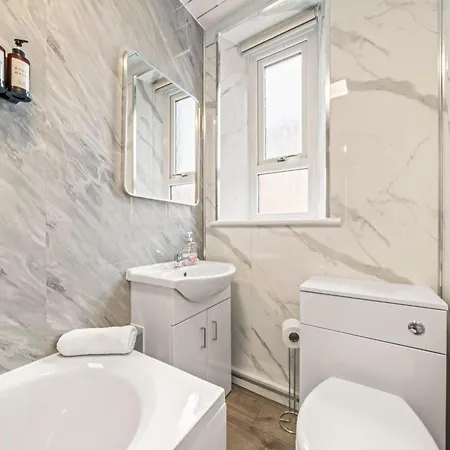 Cosy And Bright 3-bedroom Flat * גלאזגו