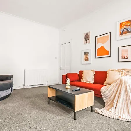 Cosy And Bright 3-bedroom Flat דירה *