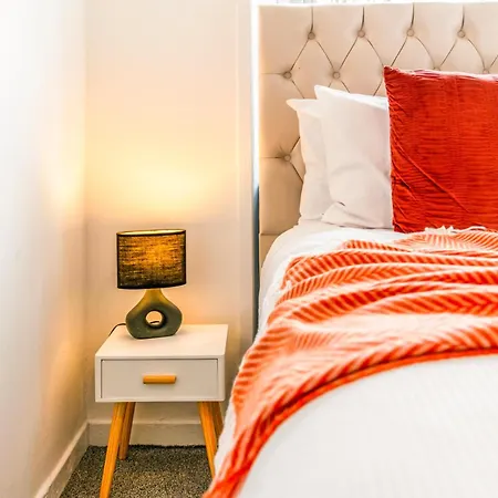 Cosy And Bright 3-bedroom Flat דירה *