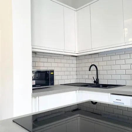 Renovated West End Flat In גלאזגו