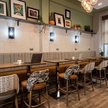 Fraser מלון דירות 4*