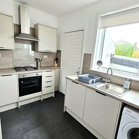 Charming 3-bed Oasis-free Parking Glasgow