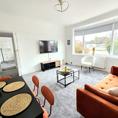 Charming 3-bed Oasis-free Parking Holiday home Glasgow