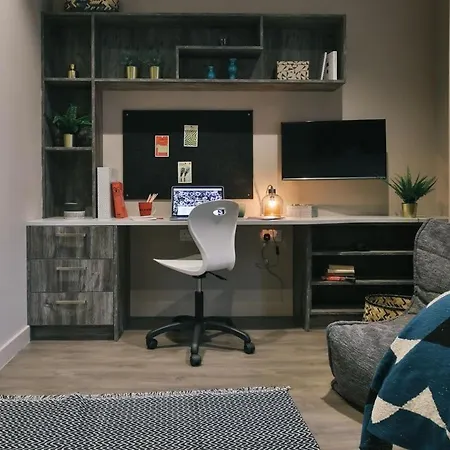 For Students Only - Bath Street In * גלאזגו