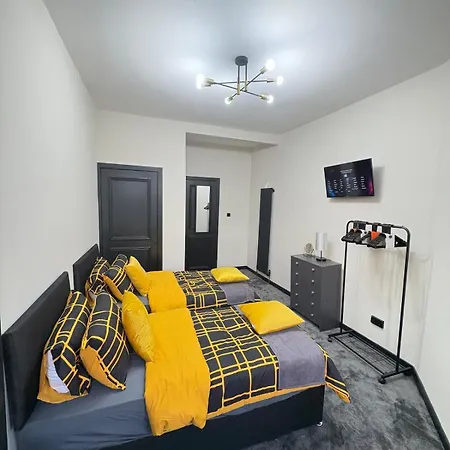 3br Modernised Sleeps 8, Walking Distance To West End, Free Parking Апартаменты *