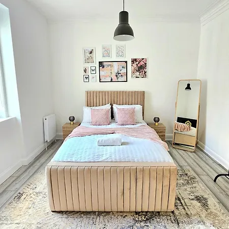 Spacious Haven With Free Parking