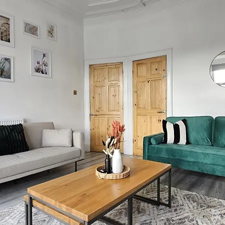 Spacious Haven With Free Parking