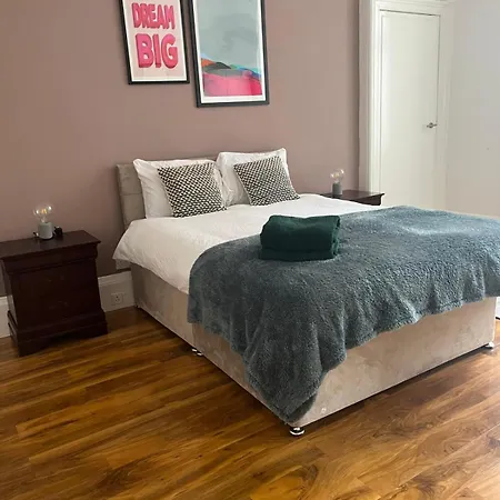 Apartmán 3br Near Ibrox Subway Sleeps 7 And Parking