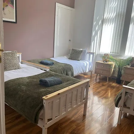 3br Near Ibrox Subway Sleeps 7 And Parking Apartmán