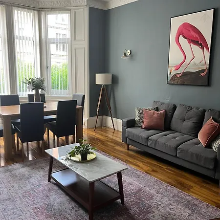3br Near Ibrox Subway Sleeps 7 And Parking Apartmán *