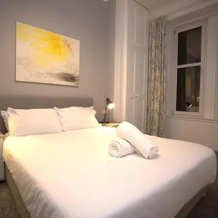 דירה Renovated West End Flat In